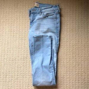 LIGHT WASH DENIM HOLLISTER JEANS